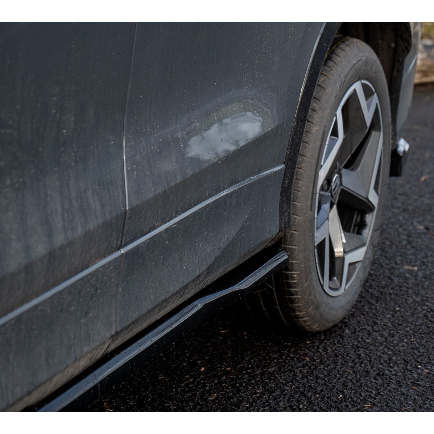 VW Tayron MK1 2025 On Side Skirts In Gloss Black