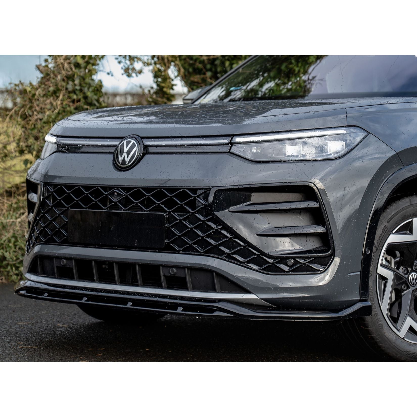 VW Tayron R-Line MK1 2025 On Front Splitter In Gloss Black