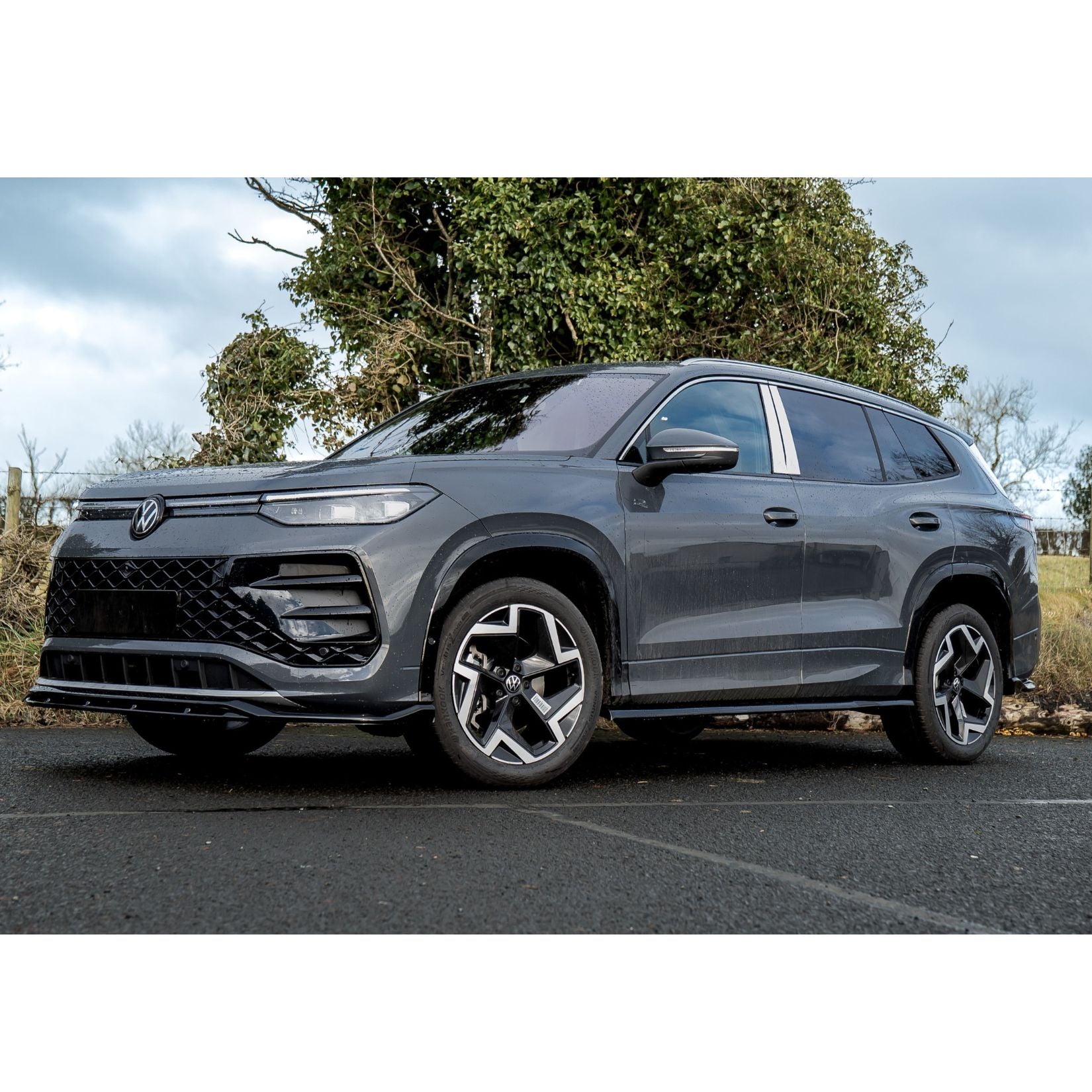 VW Tayron R-Line MK1 2025 On Front Splitter In Gloss Black