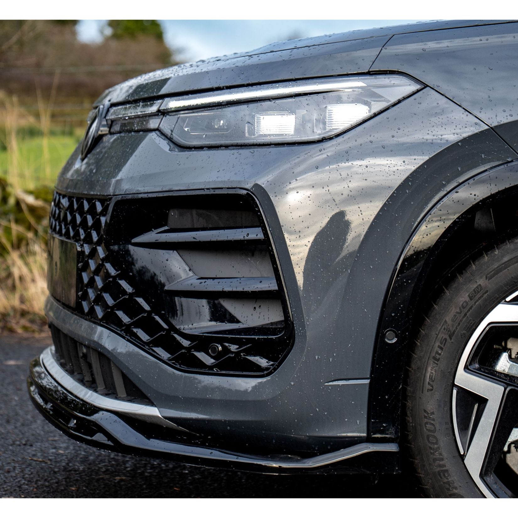 VW Tayron R-Line MK1 2025 On Front Splitter In Gloss Black