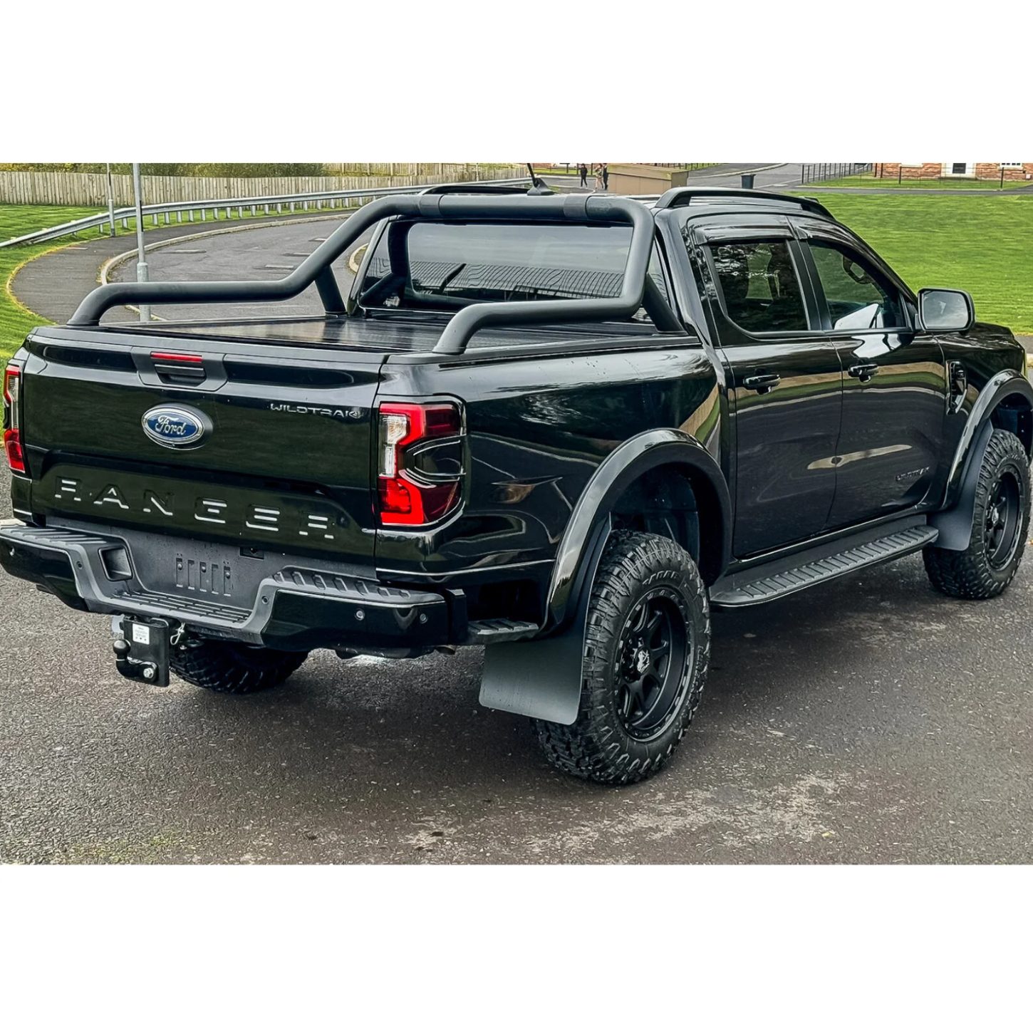 Ford Ranger T9 2023 On Double Cab Standard Auto Ridgeback Roll Top Cover & Ridgeback Roll Bar In Black