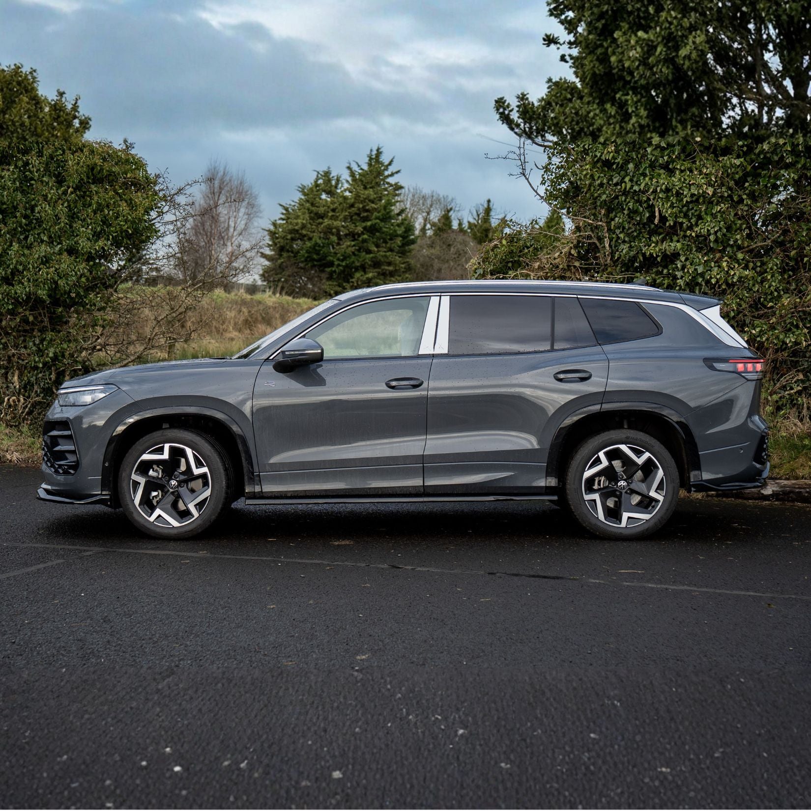 VW Tayron MK1 2025 On Side Skirts In Gloss Black